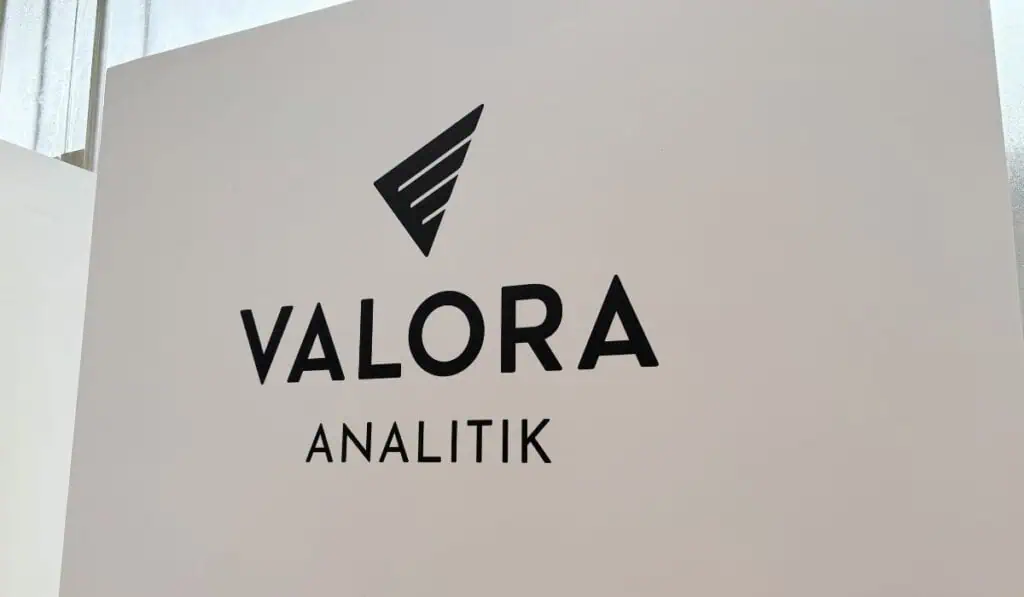 Claro, Valora Analitik y la Alcaldía de Medellín se unen para entregar nueva sala de tecnología en Hogares San José Logo empresa Valora Analitik medio de comunicación