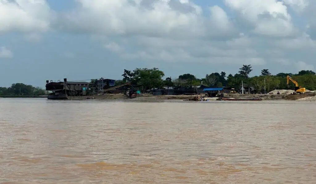 Chocó, Antioquia y Bolívar concentran 81 % de la extracción ilícita o no autorizada del oro de aluvión Operación de la minería ilegal en orillas del río Nechi (Antioquia). Imagen: Valora Analitik