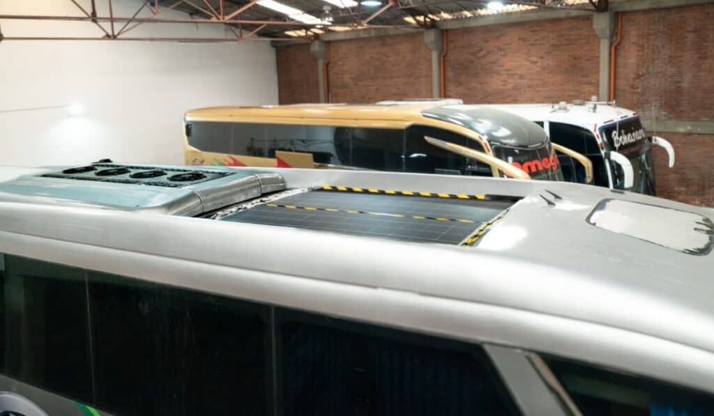 Energy Now llegaría a 2.000 buses con paneles solares en 2026; mercado tendría potencial de hasta US$20.000 millones Panel solar en buses. Imagen: Energy Now