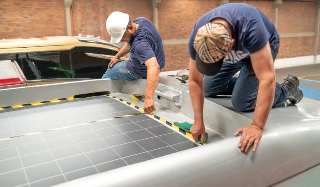 Energy Now llegaría a 2.000 buses con paneles solares en 2026; mercado tendría potencial de hasta US$20.000 millones Panel solar en buses. Imagen: Energy Now
