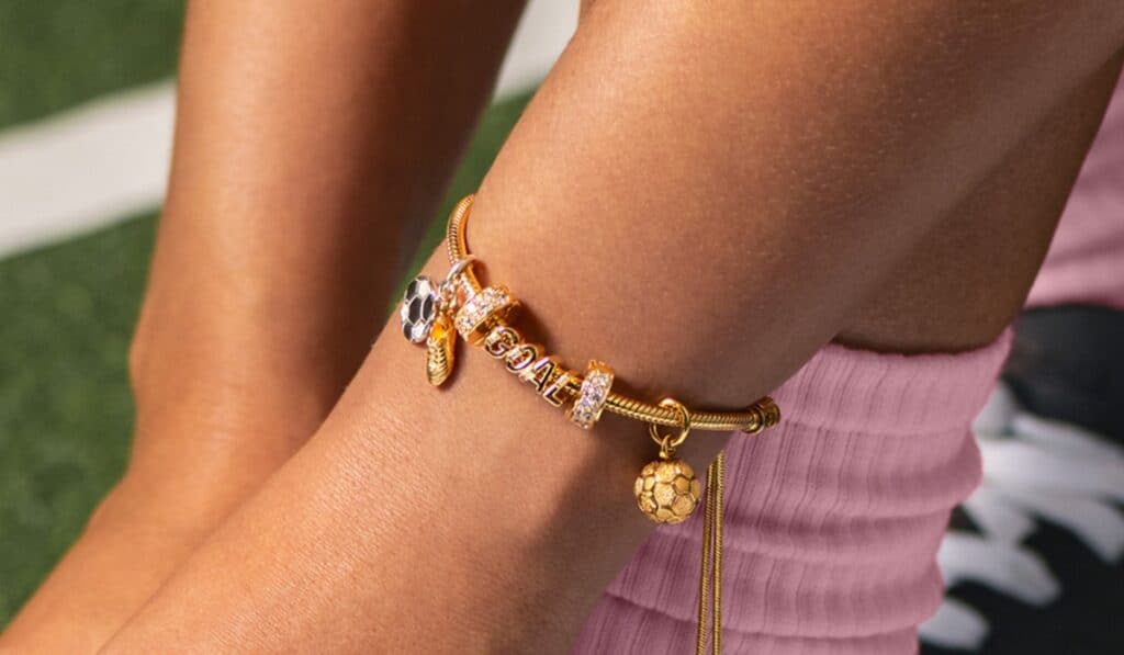 Pandora convierte la pasión del fútbol en piezas que se llevan para siempre Desde charms inspirados en balones, banderas y letras personalizables.