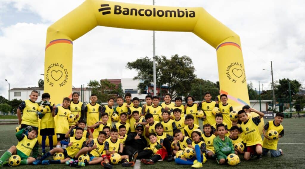 El proyecto de Bancolombia con el que Fabián Vargas y Abel Aguilar transforman vidas a través del fútbol El proyecto de Bancolombia con el que Fabián Vargas y Abel Aguilar transforman vidas a través del fútbol