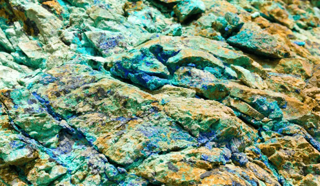 Estos son los minerales que tiene Colombia que son clave para fabricar celulares y carros eléctricos En total se identificaron 17 grupos de minerales, incluyendo el cobre, el litio y el silicio.