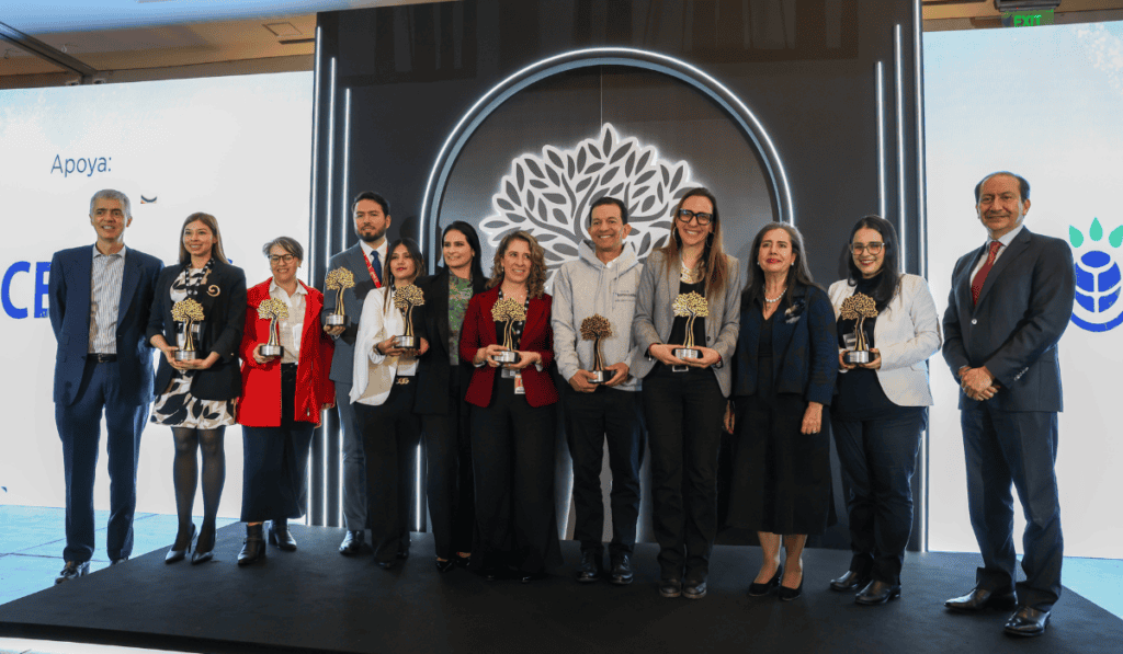 Innova Mayor premia a nueve organizaciones por impulsar la inclusión y la economía plateada en Colombia Premio Innova 2026