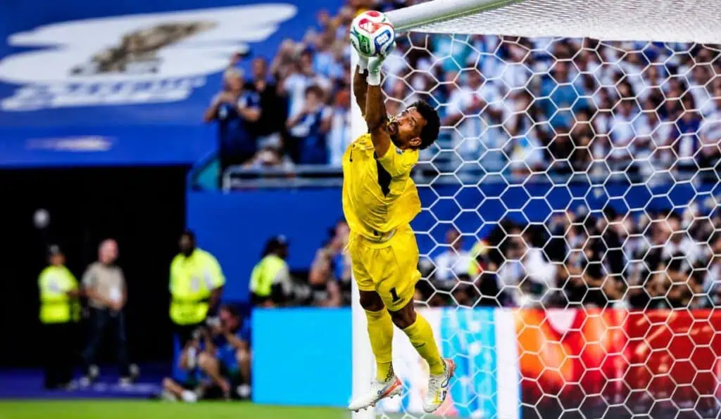 Vozinha, el arquero revelación del Mundial, firmará el mejor contrato de su carrera con Colo Colo de Chile Vozinha, el arquero revelación del Mundial, firmará con Colo Colo el mejor contrato de su carrera