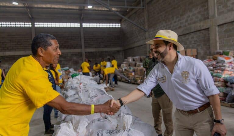 Abelardo anuncia subsidio de $1 millón por tres meses para damnificados del terremoto en Buenaventura Abelardo de la Espriella, presidente de Colombia.