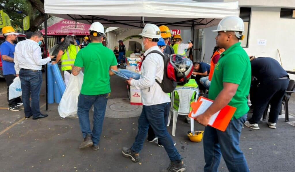 Constructora Bolívar despliega maquinaria y personal para apoyar la atención tras el terremoto en Cali Acciones de Constructora Bolívar en Cali. Foto: Constructora Bolívar.