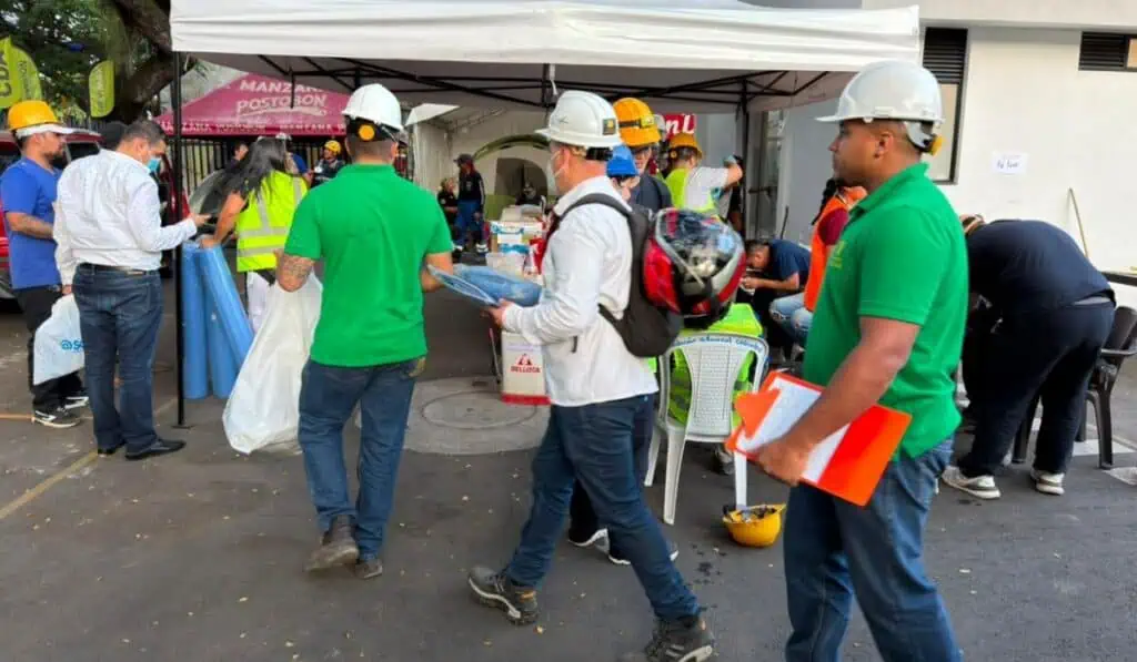 Constructora Bolívar despliega maquinaria y personal para apoyar la atención tras el terremoto en Cali Acciones de Constructora Bolívar en Cali. Foto: Constructora Bolívar.
