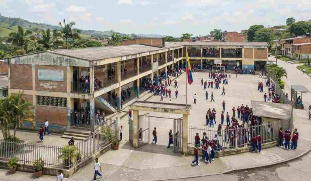 Colegios públicos tendrían cambio en jornada escolar: Gobierno De la Espriella implementaría nueva regla Cambios en colegios públicos en Colombia