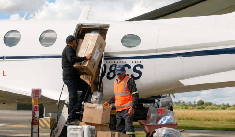 Chocó recibe el primer puente aéreo con médicos e insumos tras el terremoto en Colombia Chocó recibe el primer puente aéreo con médicos e insumos tras el terremoto en Colombia