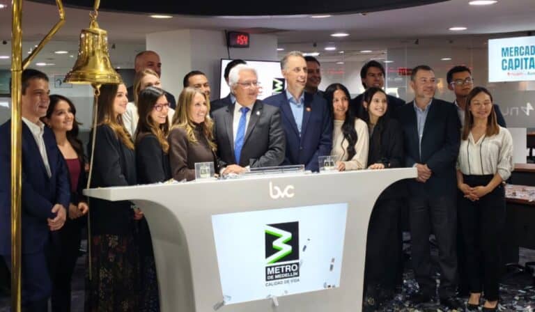 Metro de Medellín se estrenó en el mercado de capitales con bonos sostenibles; ensamblará trenes localmente Colocación de bonos del Metro de Medellín en la Bolsa de Valores de Colombia