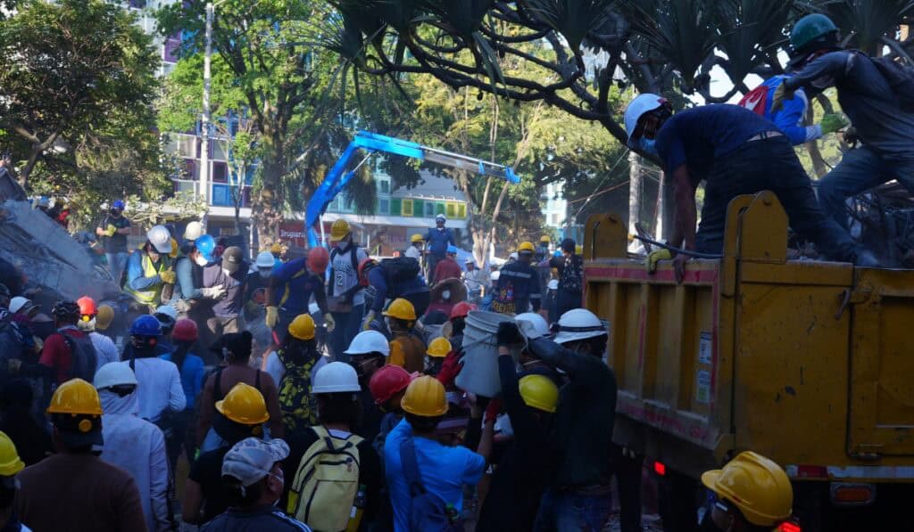 Constructora Bolívar despliega maquinaria y personal para apoyar la atención tras el terremoto en Cali Constructora Bolívar apoya tareas de rescate y remoción de escombros en Cali tras el terremoto