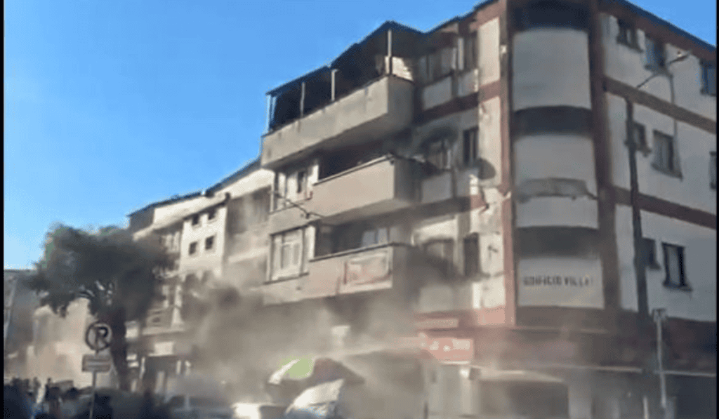 Fuerte sismo de magnitud 7,4 deja 18 muertos en Pereira y causa daños en edificaciones Fuerte sismo de magnitud 7,4 deja 18 muertos en Pereira y causa daños en edificaciones
