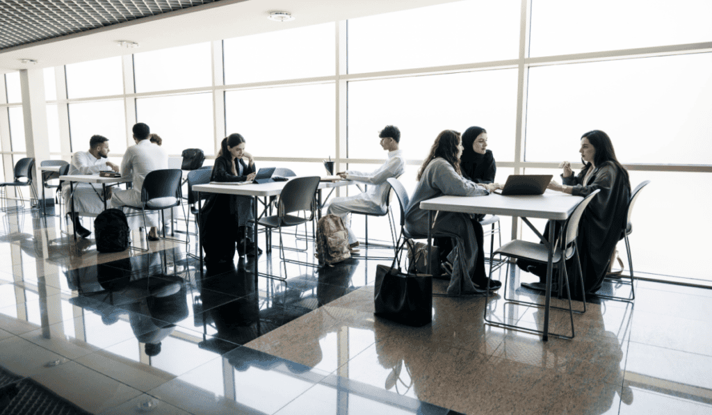 Del primer empleo al primer arriendo: por qué independizarse es cada vez más difícil para los jóvenes Jóvenes que ni estudian ni trabajan