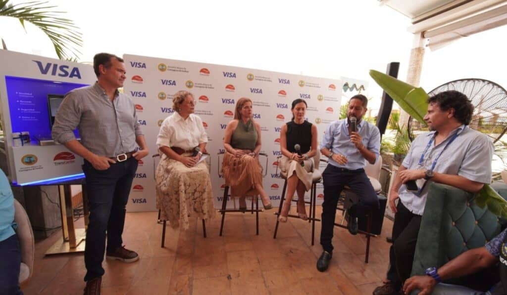 Pasajes de TransCaribe en Cartagena se podrán pagar con tarjetas Visa; buscan expandir servicio a otras ciudades Lanzamiento del nuevo sistema de pago de Visa para TransCaribe. Foto: Sebastián Alvarado / Valora Analitik.