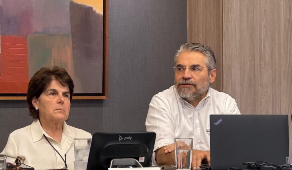 Economía de Antioquia se muestra resiliente pese a retos macroeconómicos de Colombia: informe revela radiografía y proyecciones Lina Vélez de Nicholls, presidenta ejecutiva de la Cámara, y Fredy Pulgarín Sierra, vicepresidente de Desarrollo Empresarial y Competitividad