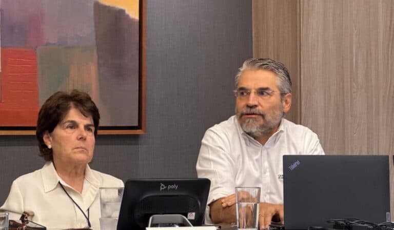 Economía de Antioquia se muestra resiliente pese a retos macroeconómicos de Colombia: informe revela radiografía y proyecciones Lina Vélez de Nicholls, presidenta ejecutiva de la Cámara, y Fredy Pulgarín Sierra, vicepresidente de Desarrollo Empresarial y Competitividad