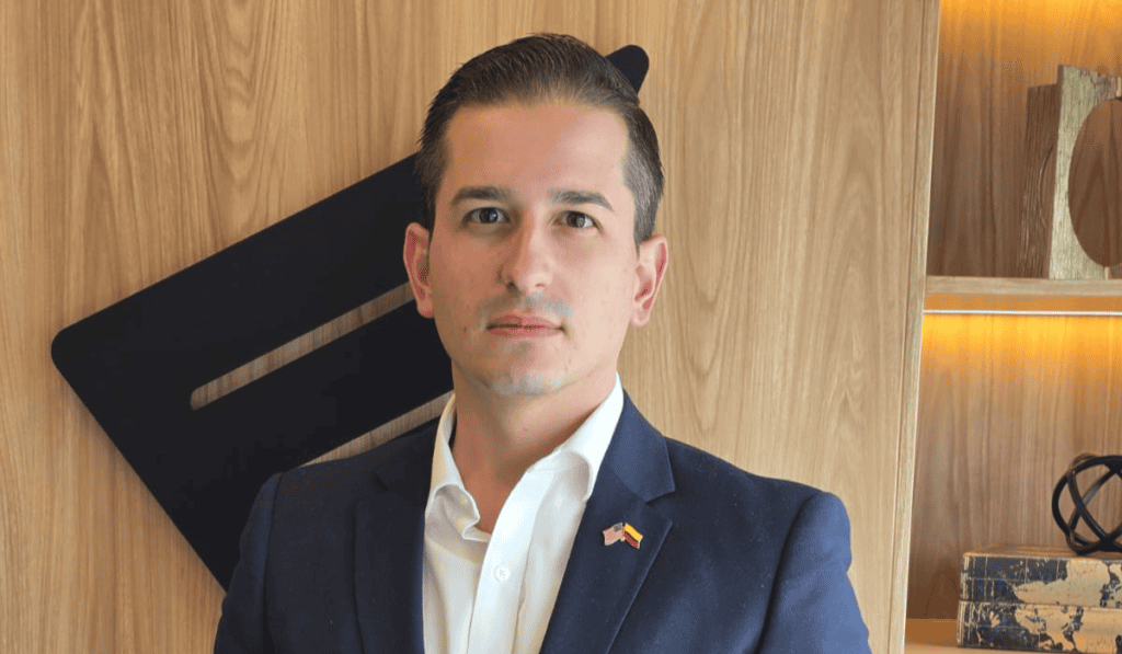 El empresario Mateo Arjona será el presidente de Satena: perfil del nuevo líder de la aerolínea estatal Mateo Arjona en las oficinas de Valora Analitik, en Medellín