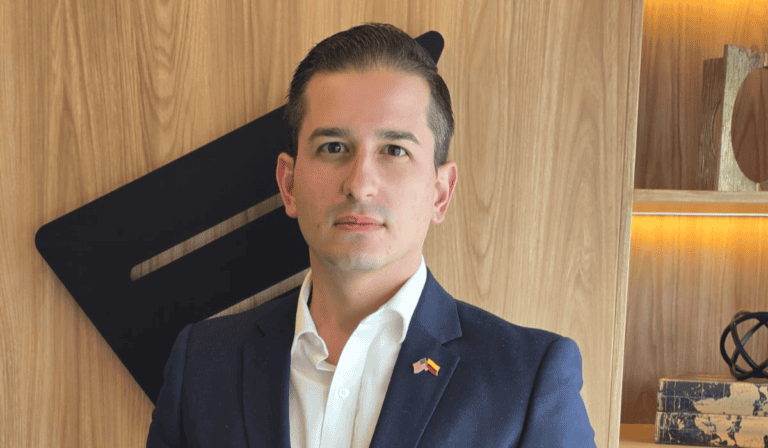 El empresario Mateo Arjona será el presidente de Satena: perfil del nuevo líder de la aerolínea estatal Mateo Arjona en las oficinas de Valora Analitik, en Medellín