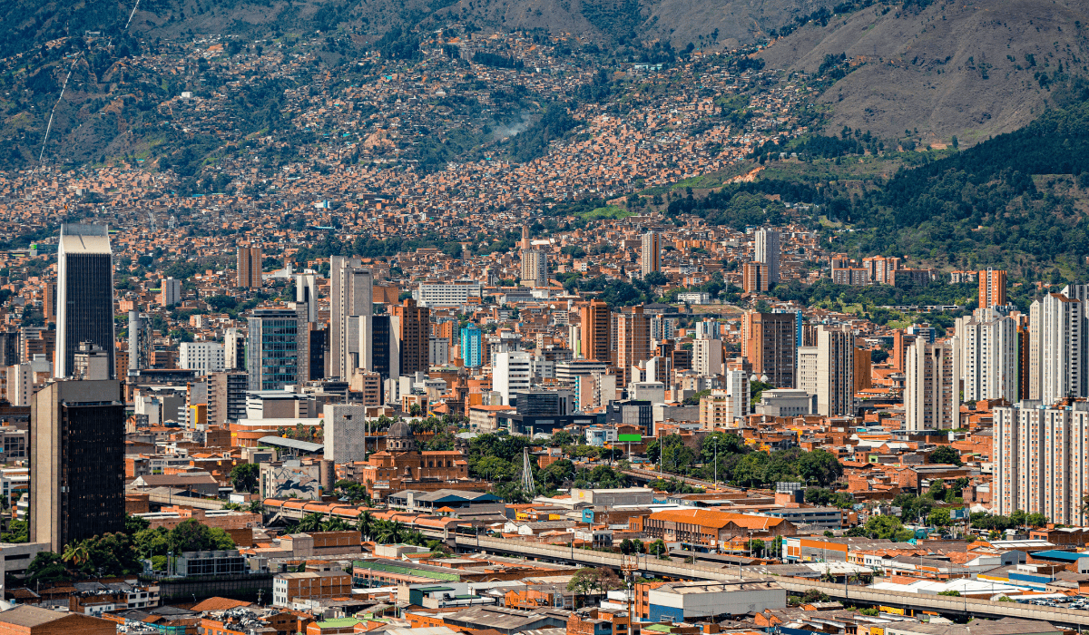 Home - Valora Analitik Antioquia lanzará licitaciones viales y de trenes.