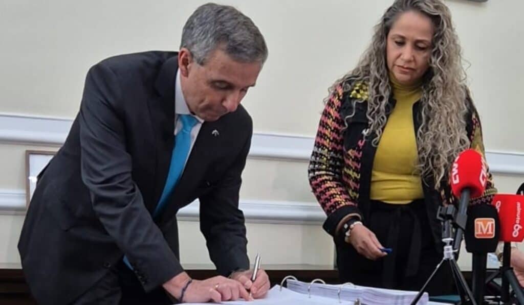 MinHacienda calcula que el déficit fiscal llegaría al 8,2 % del PIB este año y anuncia recorte para mitigarlo MinHacienda calcula que el déficit fiscal llegaría al 8,2 % del PIB este año y anuncia recorte para mitigarlo