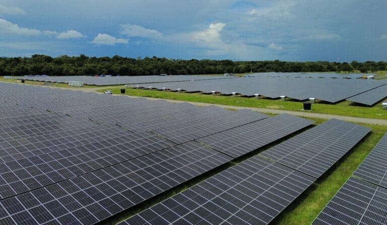 Erco Energía asegura una inversión de US$129 millones en equity para acelerar la infraestructura solar de Colombia Paneles solares