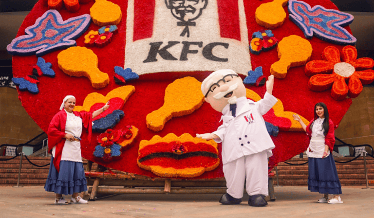 KFC presentó la silleta más grande de la Feria de las Flores en homenaje a los silleteros de Santa Elena Silleta KFC