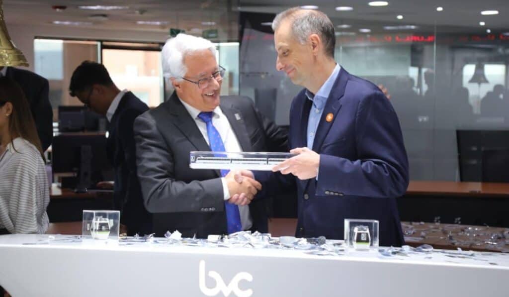 Metro de Medellín se estrenó en el mercado de capitales con bonos sostenibles; ensamblará trenes localmente Tomás Andrés Elejalde, gerente del Metro de Medellín y Andrés Restrepo, gerente de la bvc