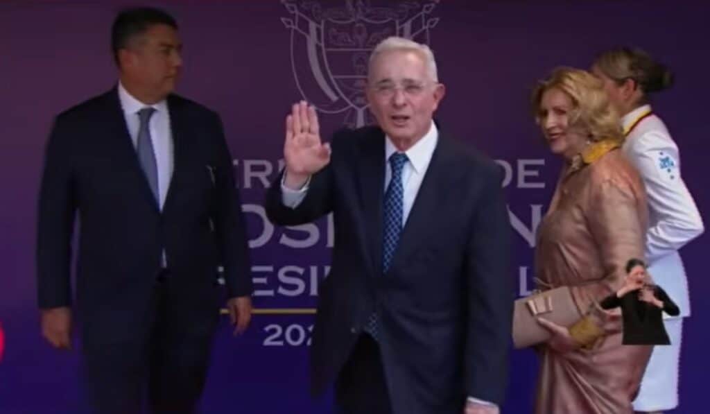 Uribe arribó a Cali para la posesión de De la Espriella: un gesto de unidad tras la incertidumbre posesión de De la Espriella
