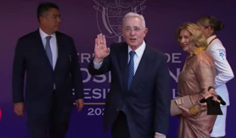 Uribe arribó a Cali para la posesión de De la Espriella: un gesto de unidad tras la incertidumbre posesión de De la Espriella