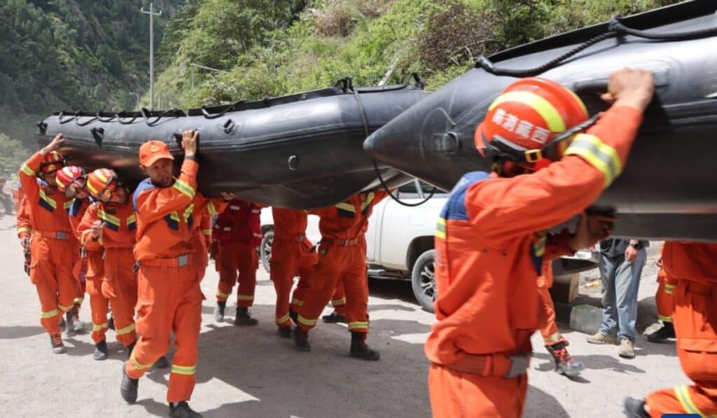China intensifica rescate tras avalancha en frontera con Nepal: hay cinco muertos y 558 desaparecidos China intensifica rescate tras avalancha en frontera con Nepal: hay cinco muertos y 558 desaparecidos