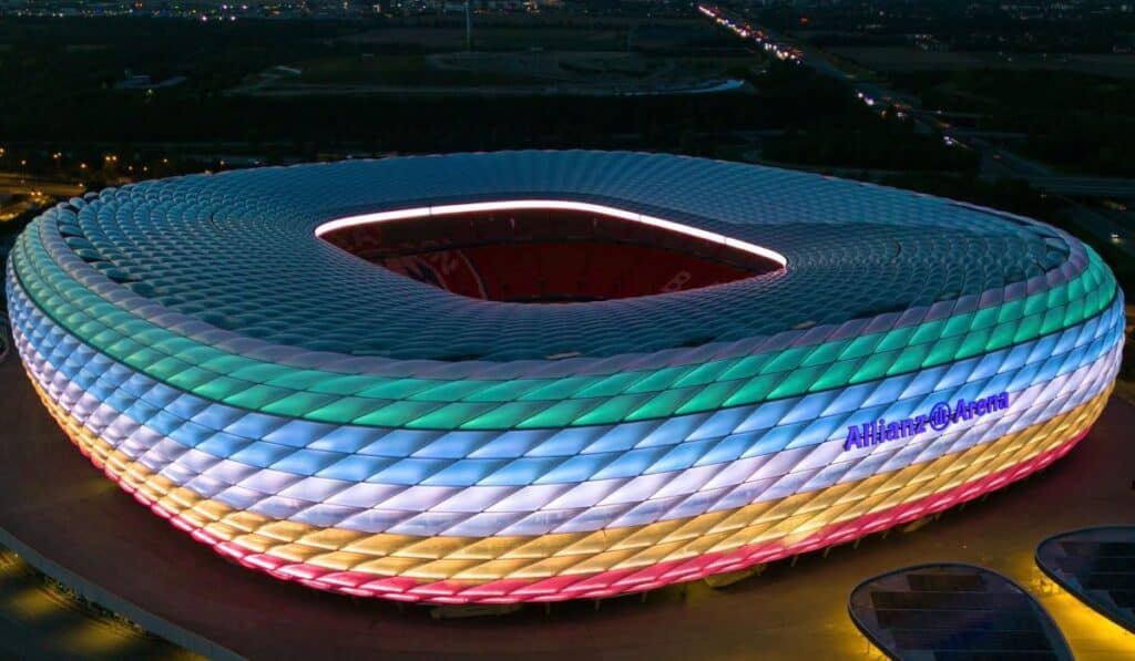 Así funciona el modelo de negocio del Bayern Múnich que lo diferencia de otros gigantes del fútbol europeo Allianz Arena, estadio del Bayern Múnich.