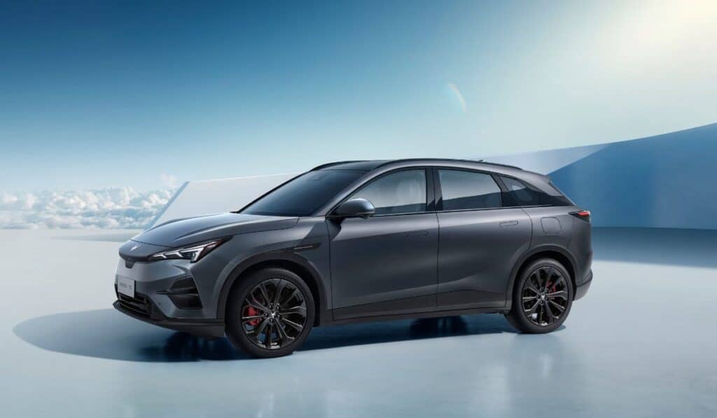 Nueva marca china de carros eléctricos llega a Colombia: precios entre $99 millones y $144 millones El T5 es un SUV mediano de 4,69 metros con batería LFP de 65 kWh, motor de 182 kW (248 HP) y una autonomía declarada de hasta 475 kilómetros en ciclo NEDC. Foto: cortesía.