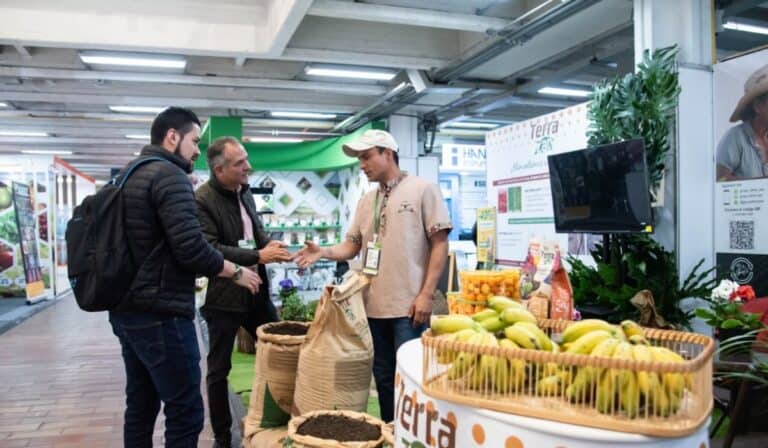El agro colombiano busca aprovechar su potencial exportador: llega Expo Agrofuturo 2026 para convertir ese potencial en nuevos negocios Expo Agrofuturo 2026 estructura su agenda de conocimiento alrededor de tres ejes: innovación y tecnología, negocios estratégicos y sostenibilidad, los frentes que hoy definen la competitividad del sector agroindustrial en Colombia. Foto: Corferias.