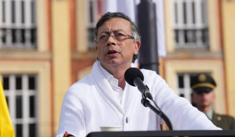 Gustavo Petro solicitó permiso al Congreso para salir de Colombia por un año Gustavo Petro solicitó permiso al Congreso para salir de Colombia por un año