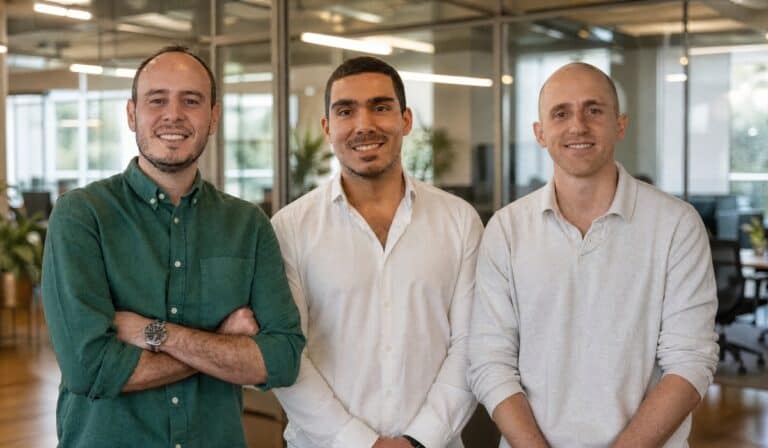 Sebastián Ruales, Leonardo Velásquez y Guillermo Plaza, cofundadores de Bia Energy. Imagen: Bia Energy