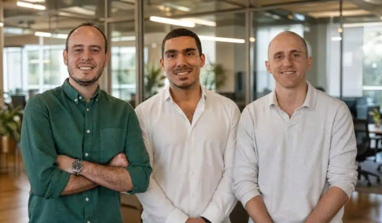 Sebastián Ruales, Leonardo Velásquez y Guillermo Plaza, cofundadores de Bia Energy. Imagen: Bia Energy