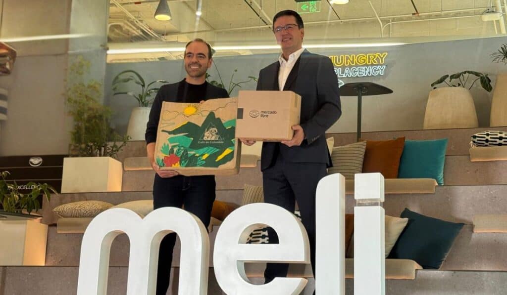 Café de Colombia da el salto al comercio electrónico con tienda oficial en Mercado Libre Germán Bahamón, gerente general de la Federación Nacional de Cafeteros, y Doménico Barbato, gerente general de Mercado Libre en Colombia, durante el lanzamiento de la tienda oficial Café de Colombia. Foto: Valora Analitik.