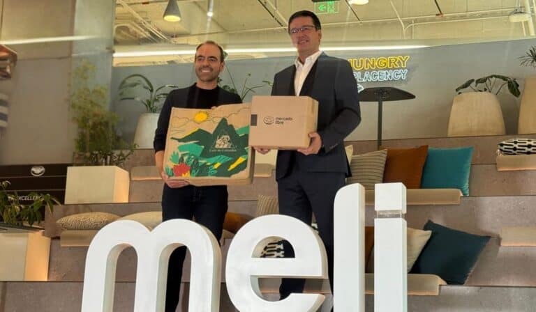 Café de Colombia da el salto al comercio electrónico con tienda oficial en Mercado Libre Germán Bahamón, gerente general de la Federación Nacional de Cafeteros, y Doménico Barbato, gerente general de Mercado Libre en Colombia, durante el lanzamiento de la tienda oficial Café de Colombia. Foto: Valora Analitik.