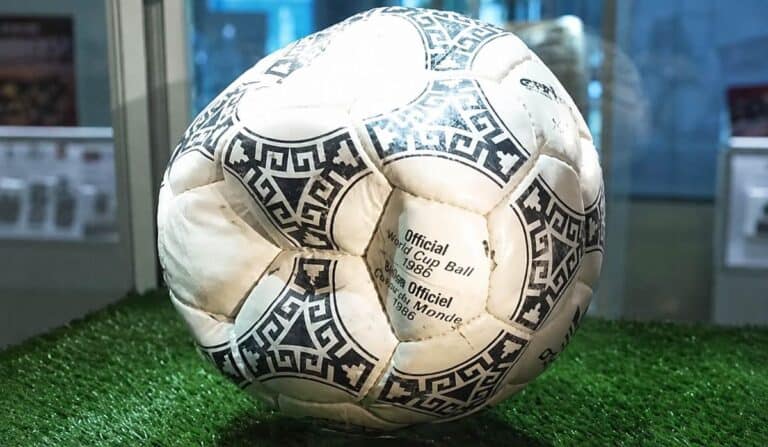La pelota utilizada por Diego Maradona en sus dos goles contra Inglaterra en el Mundial de México 1986