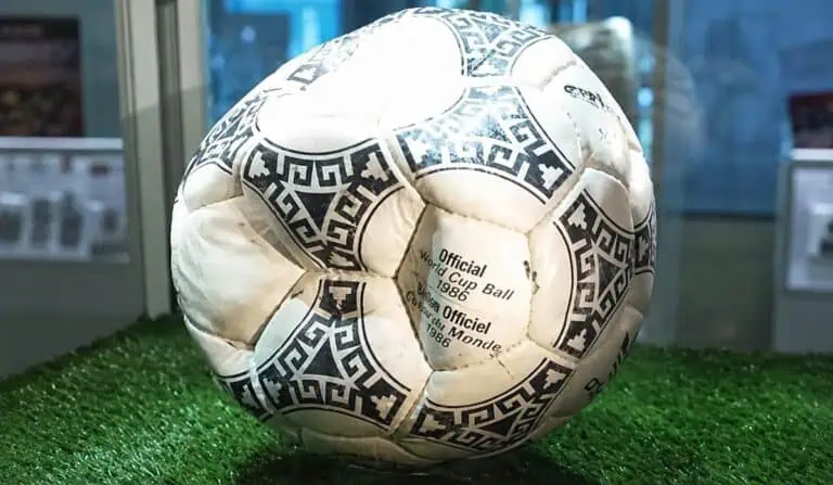 La pelota utilizada por Diego Maradona en sus dos goles contra Inglaterra en el Mundial de México 1986