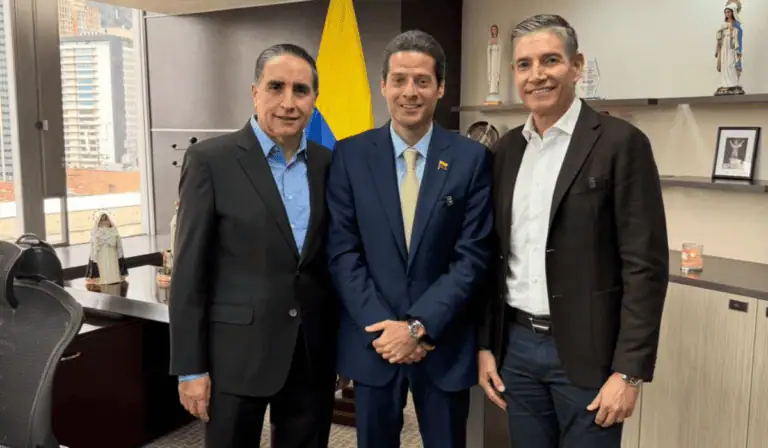 Supergiros donará $15.000 millones para apoyar a sus colaboradores en las zonas afectadas por el terremoto A la derecha el fundador de SuperGiros Gustavo Gómez, a la izquierda del presidente de la compañía Édgar Páez y en el centro Mauricio Gómez Amin, ministro de Comercio