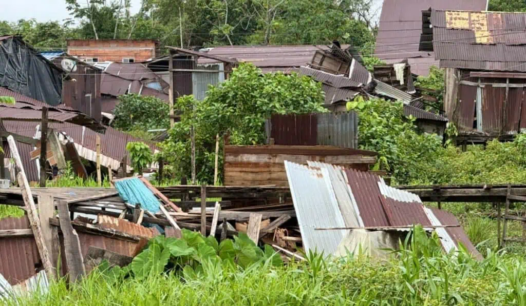 Sin acueducto, sin alcantarillado y con la tierra temblando: la otra cara de la reconstrucción en Chocó Afectación a las viviendas en el Chocó por el terremoto.