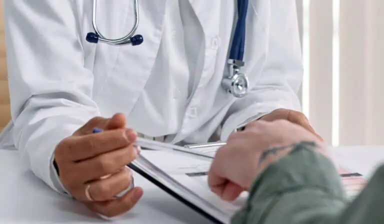 Gobierno cambia la atención médica en Colombia: doctores tendrán apoyo clave para atender pacientes Atención médica cambia en Colombia