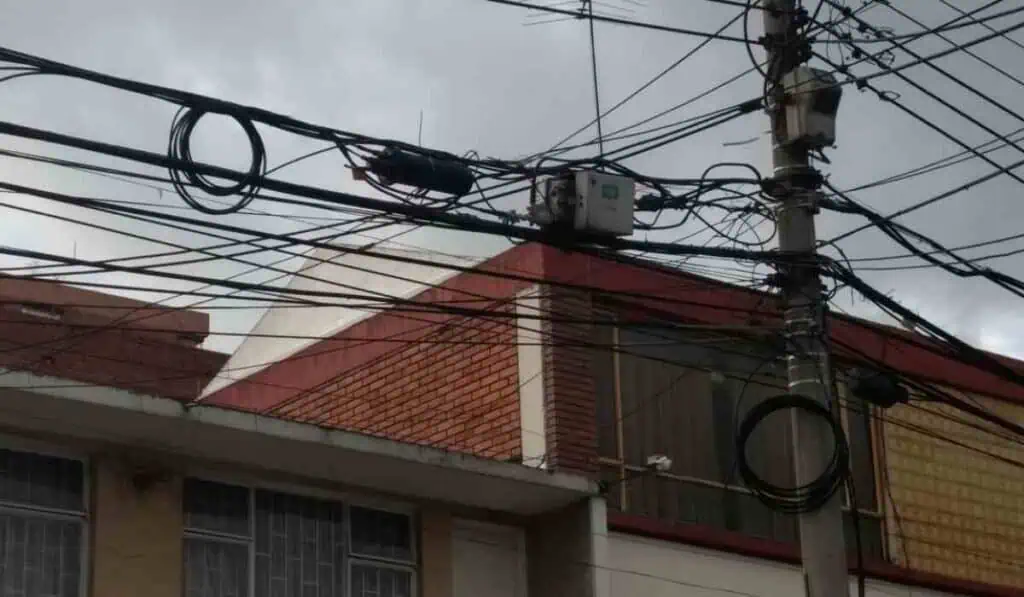 Se acaba los cables desordenados en Bogotá: Concejo toma decisión clave con postes de la ciudad Cableado en postes de Bogotá