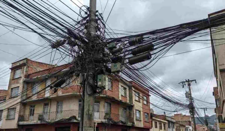 Se acaba los cables desordenados en Bogotá: Concejo toma decisión clave con postes de la ciudad Cambio que tienen que hacer con postes y cables en Bogotá