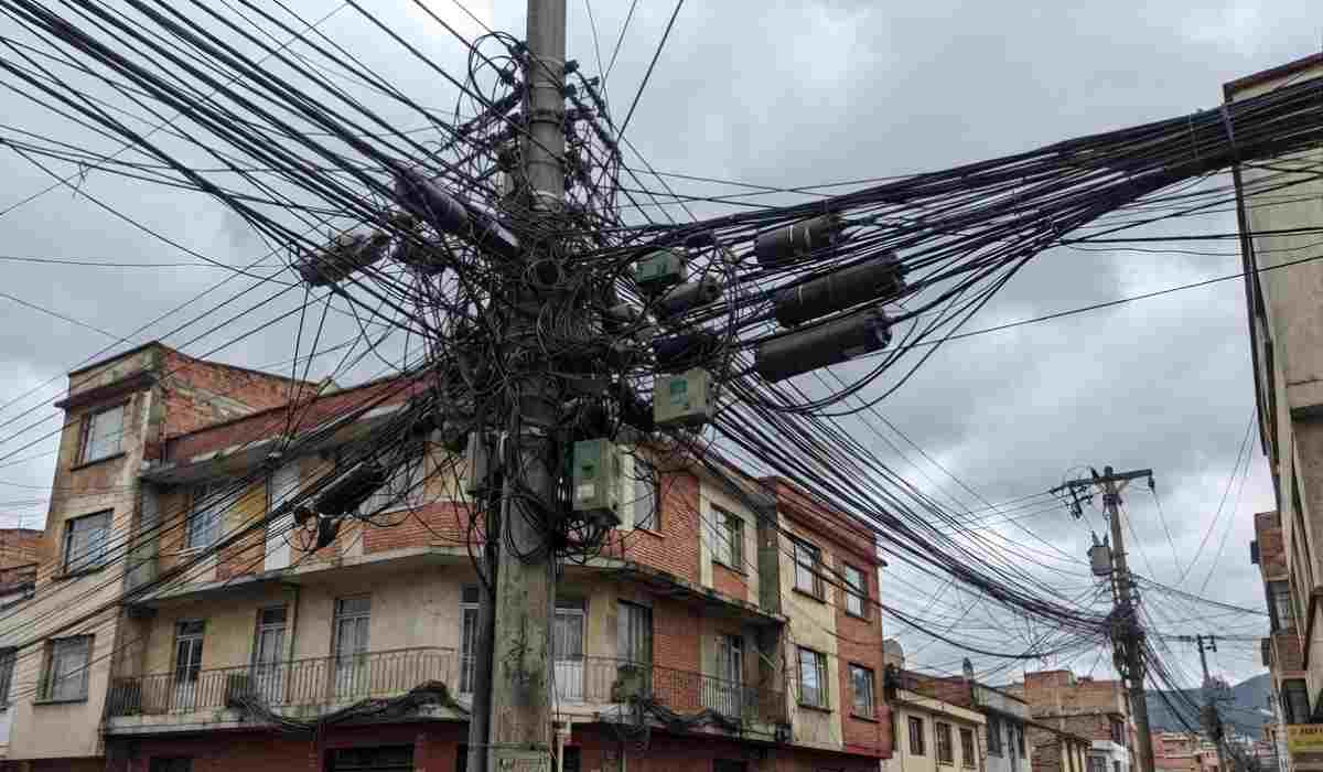 Cambio que tienen que hacer con postes y cables en Bogotá