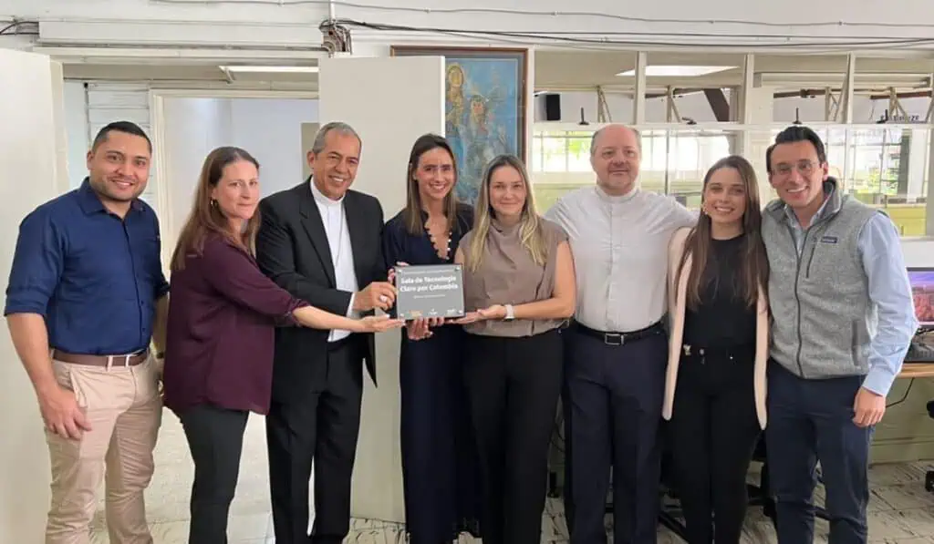 Claro, Valora Analitik y la Alcaldía de Medellín se unen para entregar nueva sala de tecnología en Hogares San José Claro, Valora Analitik y la Alcaldía de Medellín se unen para entregar nueva sala de tecnología en Hogares San José