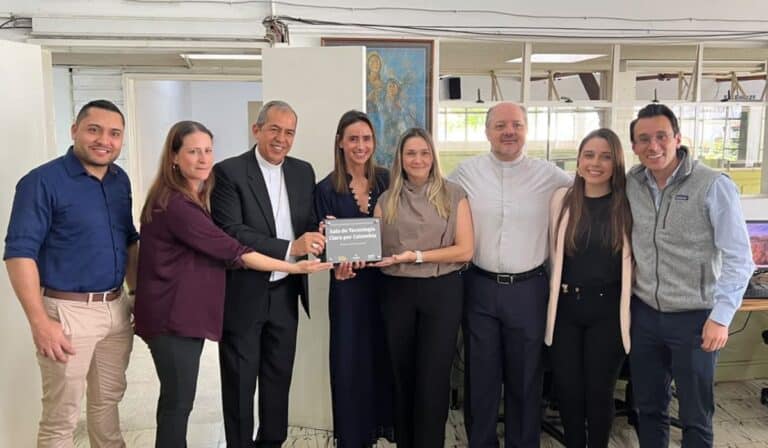 Claro, Valora Analitik y la Alcaldía de Medellín se unen para entregar nueva sala de tecnología en Hogares San José Claro, Valora Analitik y la Alcaldía de Medellín se unen para entregar nueva sala de tecnología en Hogares San José