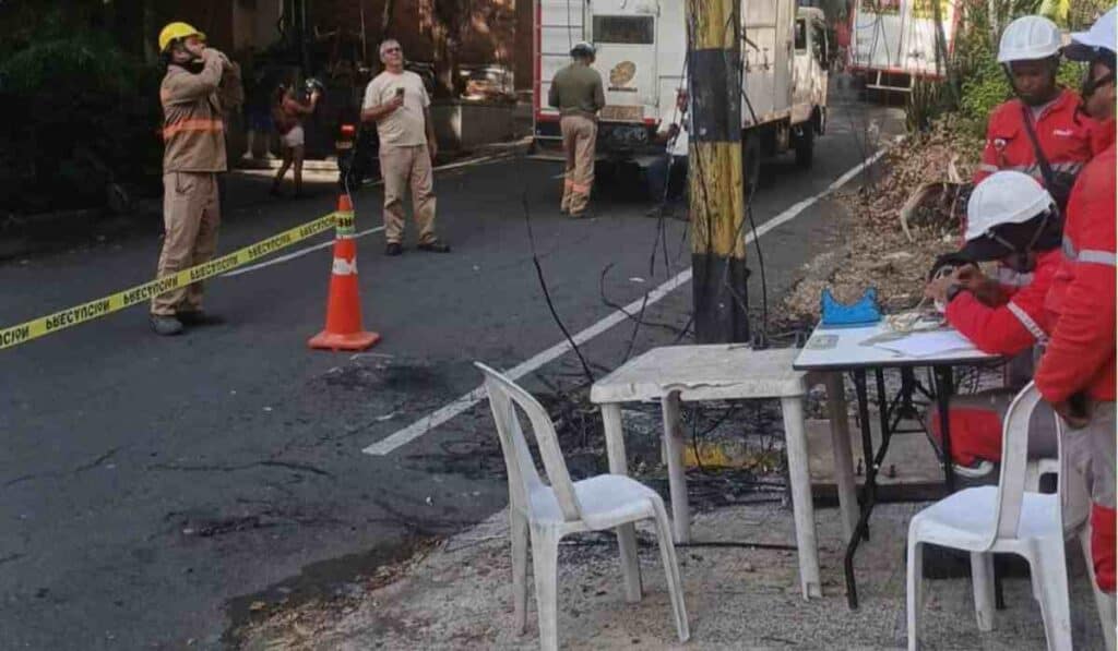 Regulador de Comunicaciones señala pros y contras de eventual alianza de Claro con Azteca en Colombia Claro busca expandirse en todo el territorio nacional